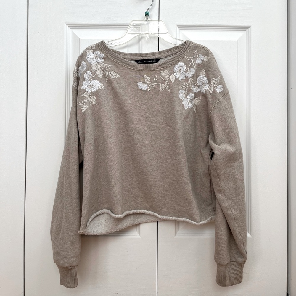 Abercrombie & Fitch Beige with White Flower Detailed Cropped Sweater